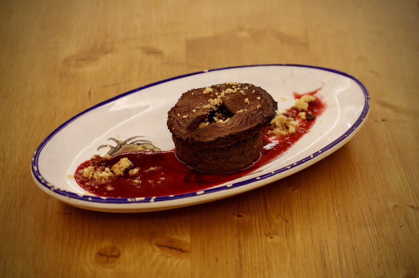 Dessert chocolat et coulis rouge