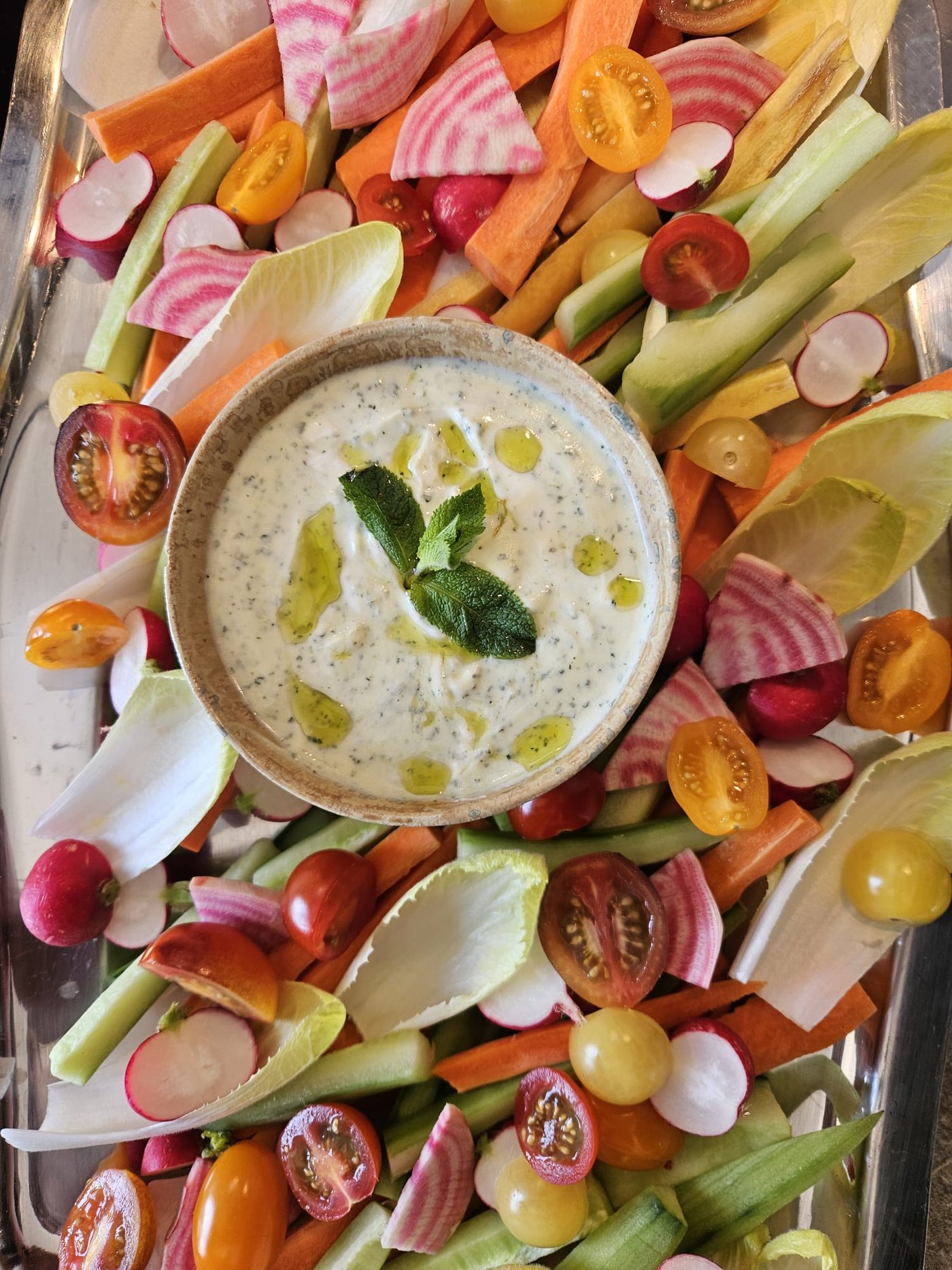 Plateau de dips avec légumes frais et sauce maison