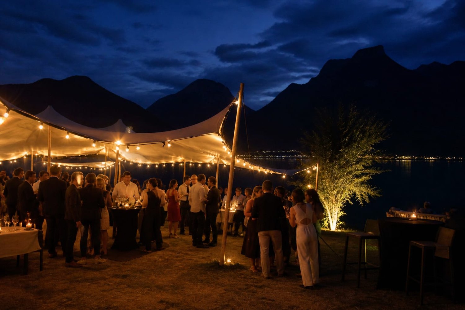 Soirée privée sous tente avec réception au bord du lac